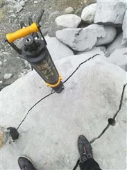 挖地基破裂硬石头的机器